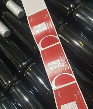 Weinflasche mit Etikette Thermenregion DAC